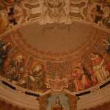Fra le immagini pi� significative osserviamo sulla calotta absidale le figure di Morgagni, Galilei, Leonardo, Dante, D'Aquino e Vico raccolte attorno a un melograno